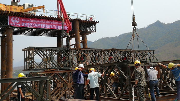 琅勃拉邦湄公河特大桥20号主墩双壁钢围堰封底混凝土完成浇筑