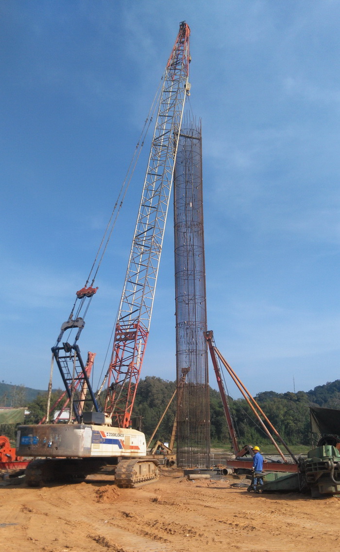 一公司磨万铁路项目班那汉湄公河特大桥主桥首根深桩浇筑完成