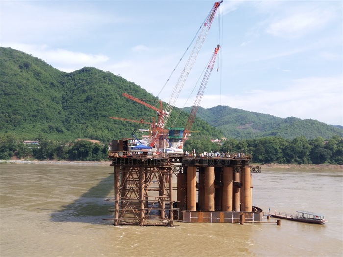 琅勃拉邦湄公河特大桥21号墩首节钢吊箱围堰顺利下放到位