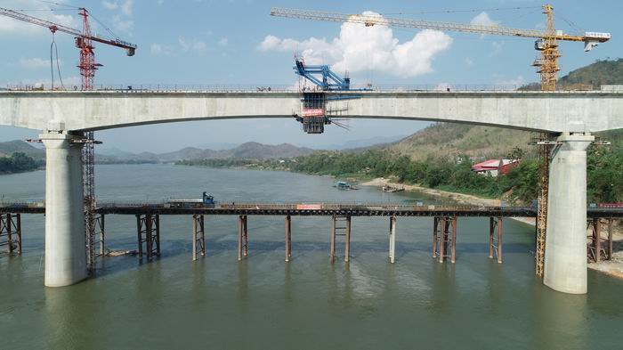 磨万铁路琅勃拉邦湄公河特大桥首跨顺利合龙