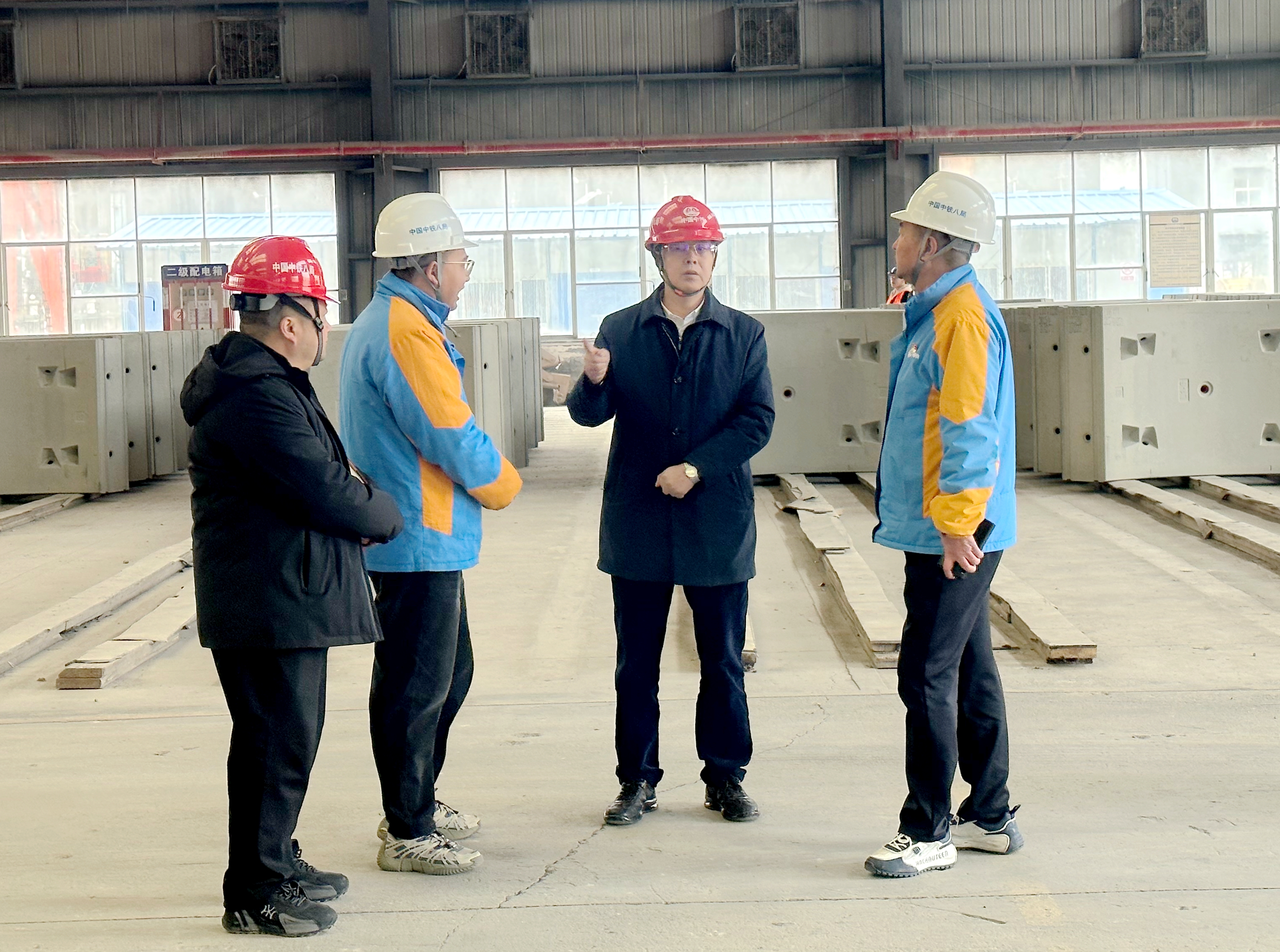 贵州省清镇市委书记、市人武部党委第一书记马骁到贵阳兴桥公司调研指导