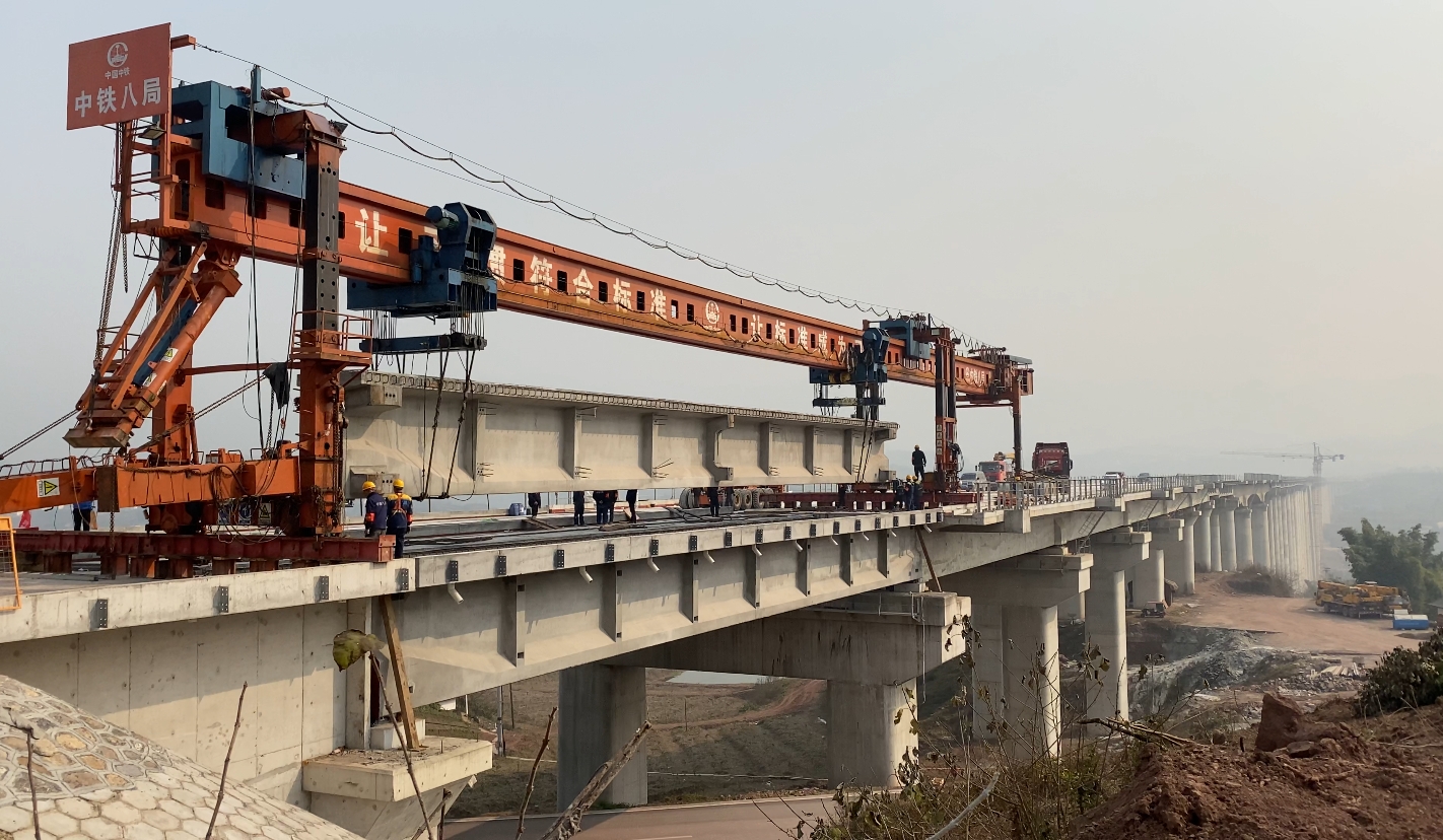 架桥机正在落最后一孔梁.jpg
