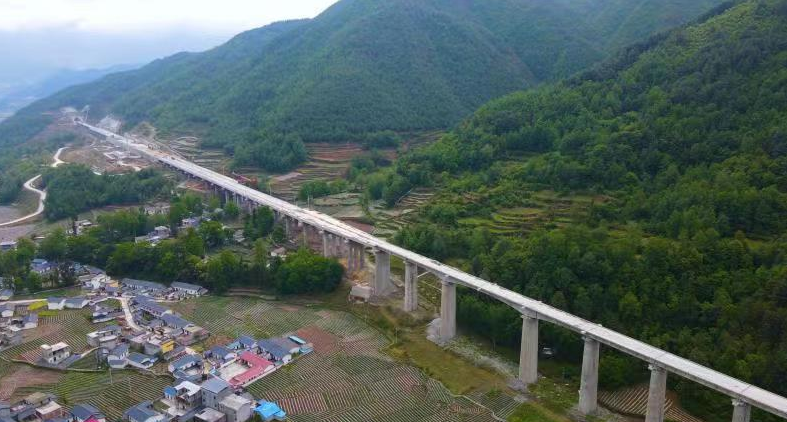 二公司成昆铁路扩能改造工程峨眉至冕宁段 T型梁架设过半