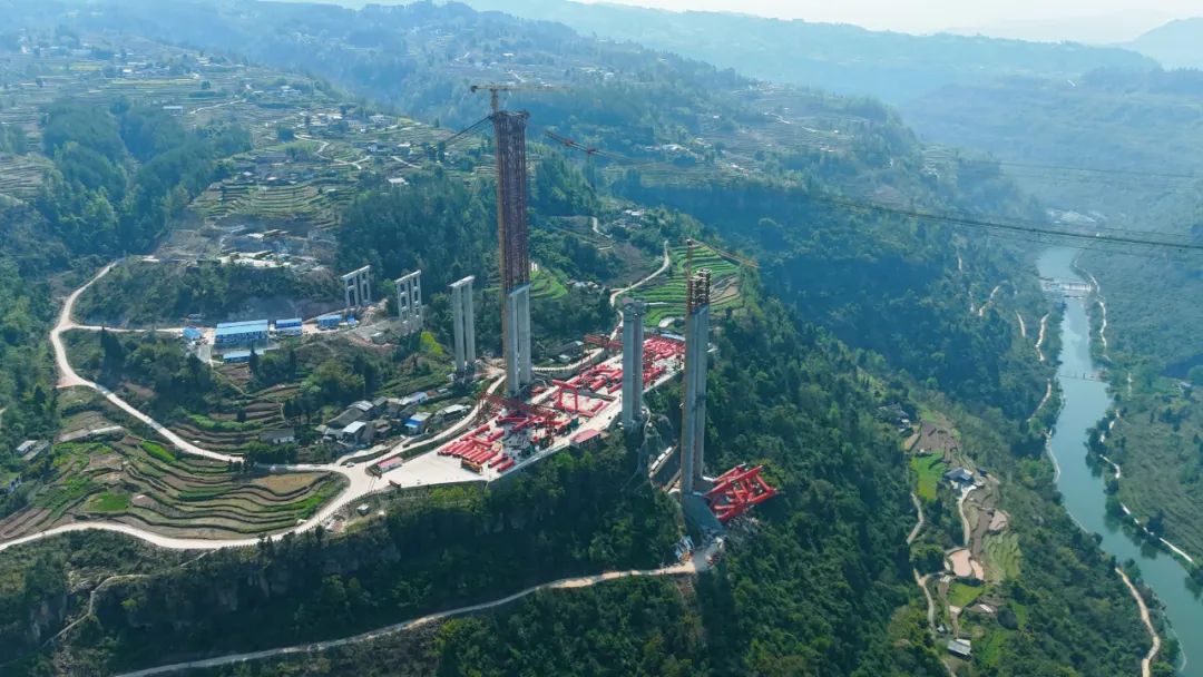 在建世界最大跨度上承式钢桁拱桥——武两高速公路凤来大溪河特大桥主桁片首吊完成